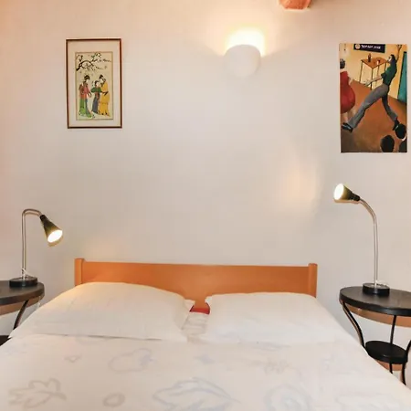 Three-bedroom In アパート Montséret